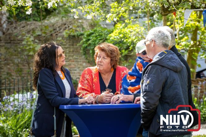 Volle terrassen, bruisende kleedjesmarkt en sportieve Wallenloop: Elburg leeft tijdens koningsdag! - &copy; NWVFoto.nl